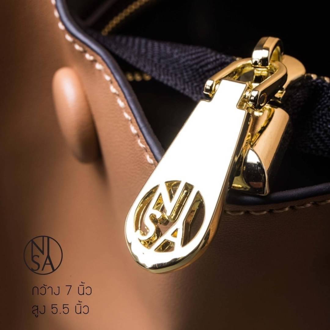 NISA Style My Authentic Brand สุดปังงง !! ~ พร้อมส่ง NISA bag งานสวยยืนหนึ่งแห่งปี ดีไซน์เก๋ ไม่ซ้ำใคร โลโก้และอะไหล่เป๊ะทุกจุด แต่งสี 3tone สดใส ขนาดกระทัดรัดน่าใช้ มาพร้อมพวงกุญแจน่ารักๆ และมีสายสะพายยาว 1 เส้น ด่วน !!! สินค้ามีจำนวนจำกัดค่ะ