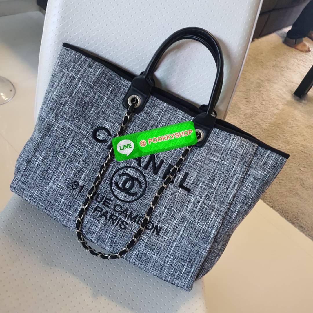 กลับมาพร้อมส่งอีกครั้ง!! รอบนี้มีมาให้เลือก8สี เลยค่ะ กับรุ่นที่สาวๆรอคอย CHANEL CANVAS TOTE BAG จากงานพรีเมี่ยม VIP GIFT รุ่นดังเลยค้า SIZE ใหญ่อลัง ตัวกระเป๋าเป็นผ้า CANVAS เนื้อดีสมราคา อะไหล่เงินปั้มแบรนด์แท้ทั้งใบ ด้านหน้าปัก logo แบรนด์สุดหรู จุของไ