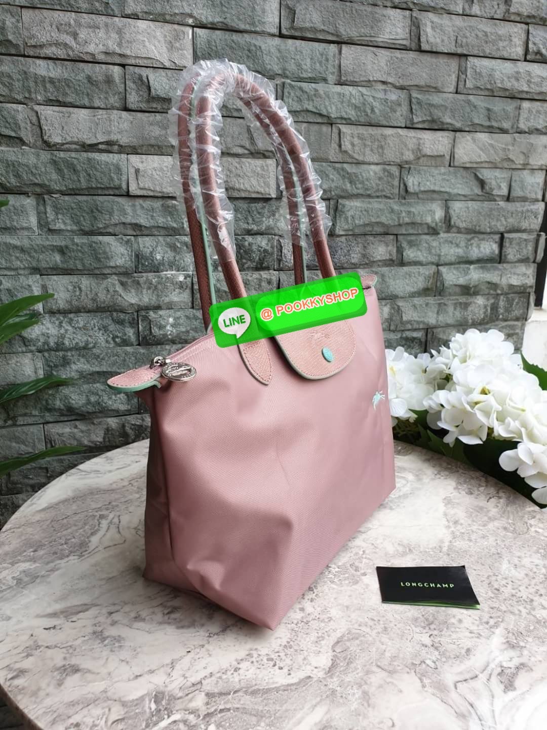 Longchamp Le Pliage Club Tote Bag Size S หูยาว วัสดุเนื้อผ้า Nylon Canvas เคลือบกันนำ้ ตัดด้วยหนังแท้ที่มีน้ำหนักเบา ดีไซน์เรียบง่ายแต่เต็มไปด้วยความคลาสสิก จนเป็นที่ชื่นชอบไปทั่วโลก Longchamp ปรับโฉม LE PLIAGE ด้วยการปักลายรูปม้า-ตราสัญลักษณ์ของแบรนด์บนผ