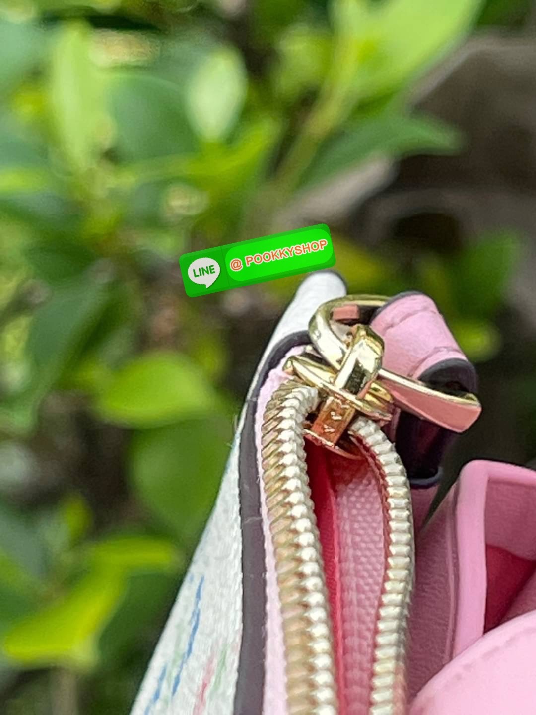 COACH TECH WALLET IN SIGNATURE CANVAS อีกหนึ่ง collection ของกระเป๋าสตางค์ที่ดีไซน์ทันสมัยให้ใช้งานได้แบบครบครัน เป็นกระเป๋าสตางค์ ที่มีช่องสำหรับใส่โทรศัพท์มือถือ ธนบัตร เหรียญ และบัตรต่าง ๆ ใช้งานแบบ2ด้าน เพิ่มความสะดวกสบายด้วยสายคล้องมือ ช่วยให้พกไปไหน