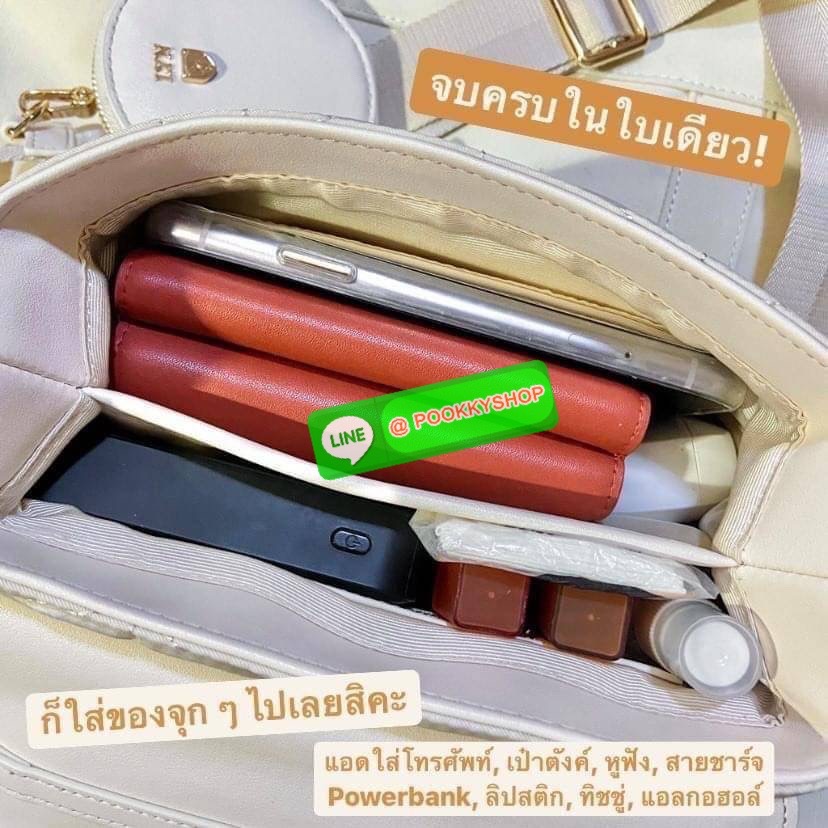 Lyn สะพายข้าง สายสปอร์ตปรับระดับได้ แถมใบลูกใส่เหรียญใส่กุญแจ ใบลูกสามารถถอดได้ค่ะ อะไหล่ทองสวยๆ เปิด/ปิดกระเป๋าด้วยกระดุมแม่เหล็ก มี 2 ช่องใช้งาน จุของได้เยอะมาก สวยคุ้มค่า