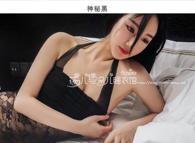 ชุดเซ็กซี่ คล้องคอ ผูกคอ สีดำ ช่วงบน แต่งสม็อคที่หน้าอก มีเชือกให้ผูกคอ ส่วนท่อนล่างเป็นผ้า ลูกไม้สีดำเกรดดี เนื้อผ้านุ่มลื่น มากๆ ใส่สบาย คะ แบบหรูหรา โชว์ความเซ็กซี่ แบบมีระดับมากๆ จ้า +G string เข้าชุดคะ