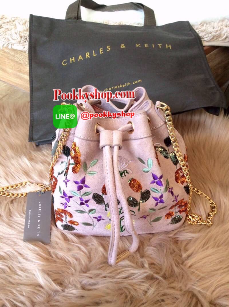 พร้อมส่ง ส่งฟรี EMS กระเป๋าสะพาย CHARLES & KEITH EMBELLISHED DRAWSTRING BAG SL2-20780488 ทรงขนมจีบ ปักลายดอกไม้ ชนชอป สิงคโปร์ 2018 สุด chic กระเป๋าผ้าผสมหนัง ปักลาย สีสันสวยงาม เปิดปิดด้วยหนังรูด อะไหล่ทองทั้งใบ สวย น่ารักกก!!! มากๆค่ะ นานๆจะผลิตออกมาวาง