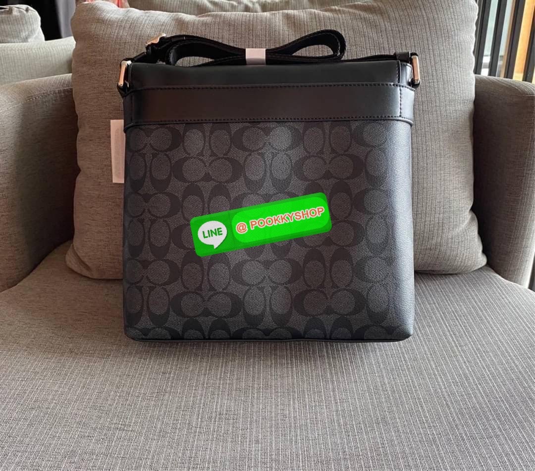 COACH CHARLES SMALL MESSENGER IN SIGNATURE (COACH F54771) กระเป๋าสะพายข้างใบใหญ่ เรียบหล่อดูดียกให้รุ่นนี้เลยคะ วัสดุแคนวาส ผสมหนังแท้อย่างดี อยู่ทรงสวย คุณภาพสุดๆ ฝาเปิดกระเป๋า ล็อคด้วยตัวล็อคแม่เหล็ก แน่นหนามากๆ ช่องด้านใน แยกเก็บของได้เป็นสัดส่วน มีหลา