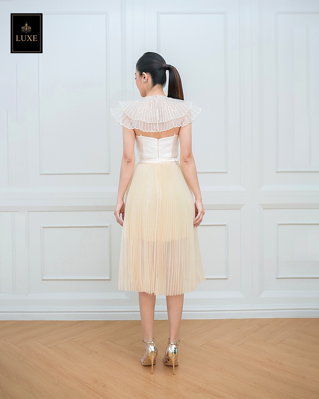 เดรสแฟชั่น เดรสเสื้อคอวีผ้าดัตเชสทวิล ปักลายผีเสื้อสีขาว กระโปรงผ้าออแกนดี้อัดพลีท