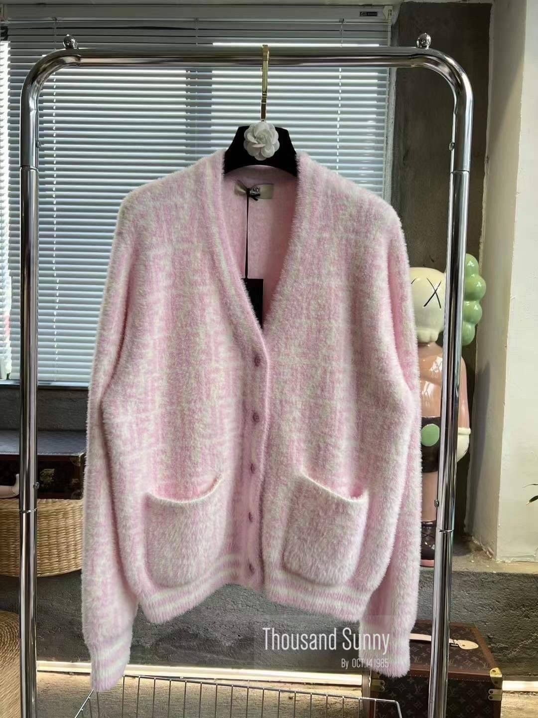 Fendi cardigan เสื้อคลุมผ้าไหมขนกระต่าย (กระต่าย) พรมทอเส้นเล็ก ผ้าเนื้อดีมากค่ะ ผ้าหนานุ่ม เนื้อนิ่มสุดๆค่ะ ผ้ามีน้ำหนัก ยืดหยุ่นได้เยอะ ผ้าใส่สบายผิว ตัวเสื้อทอลาย Fendi Logo ทั้งตัว งานทอแน่นๆ ไม่ต้องกลัวย้วย งานสวยจริงไม่จกตา มีกระเป๋าล้วง 2 ข้าง แต่ง