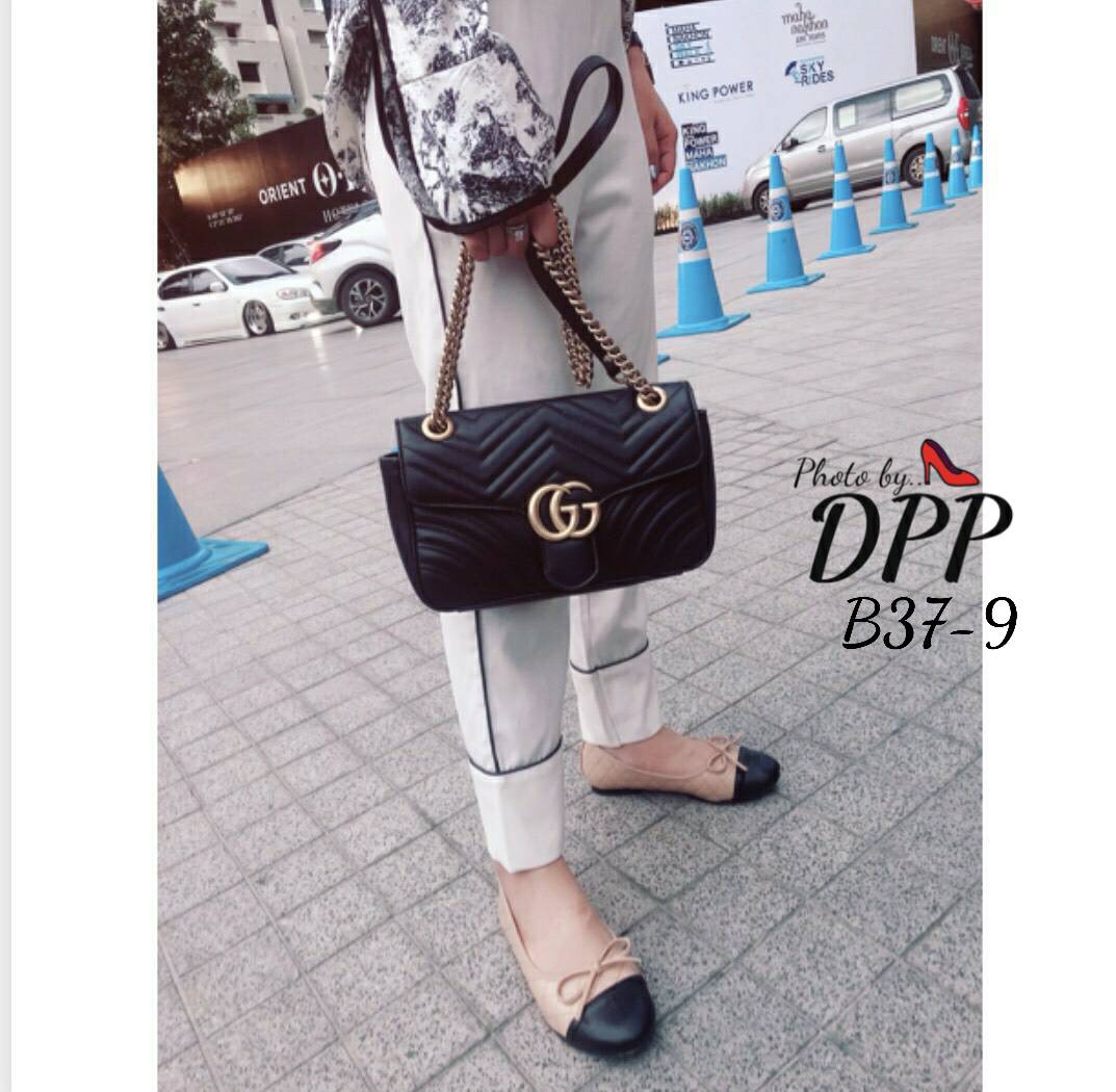 B37-9 พร้อมส่ง รองเท้าคัทชู ทรงหัวมน งานขายดี CHANEL หน้าโบว์ วัสดุทำจากหนังนิ่มตัดต่อทูโทนหัวดำ งานเดินเส้นตาราง งานใส่สบาย เป็นรองเท้าที่ใส่ได้ทุกวัน เข้ากับเสื้อผ้าทุกชุด ทรงสวมมาก