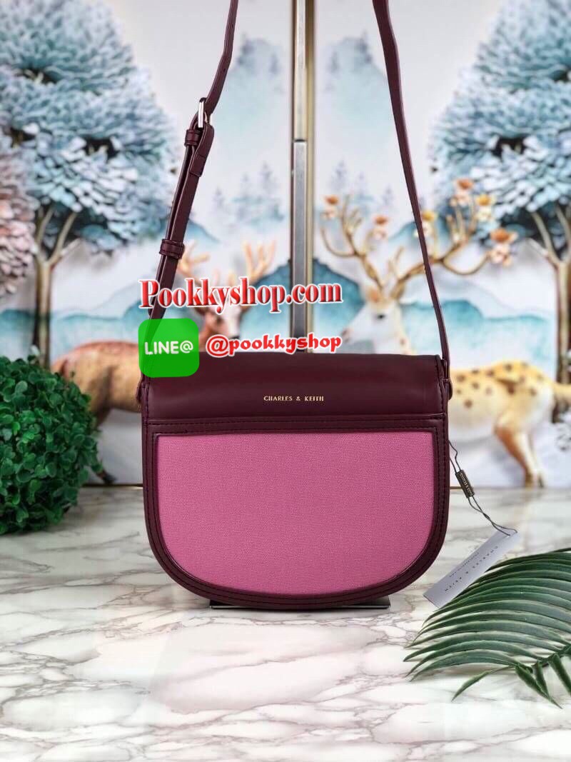 New arrival! 2019 CHARLES & KEITH RING BUCKLE SADDLE CROSSBODY BAG รุ่ยใหม่ชนช็อป!!! กระเป๋าสะพายข้าง/ครอสบอดี้อยู่ทรง วัสดุหนังตัดผ้าด้สนหน้า ด้านหลังมีช่องใส่ของได้เล็กน้อย เปิดปิดด้วยตัวล็อกดันขึ้น ด้านในเป็น 2 ช่องใหญ่ ใส่ของได้พอสมควรค่ะ เช่น iPhone
