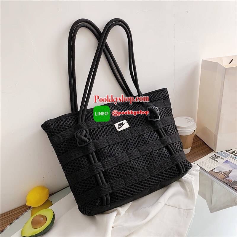 Brand : Nike Detail : กระเป๋าสะพายข้างสุดชิค เก๋ไก๋ด้วยลายที่โดดเด่นของ Nike ภายในกว้าง ใส่ของได้จำนวนมาก มีทั้งช่องซิป ช่องใส่ของเล็กๆ น้อยๆ กระเป๋าระบายได้ดีมาก สามารถใส่เสื้อผ้าไปออกกำลังกายได้เลย ราคาแบบนี้ใครยังไม่มีต้องเก็บไว้สักใบแล้วนะคะ กระเป๋าน้