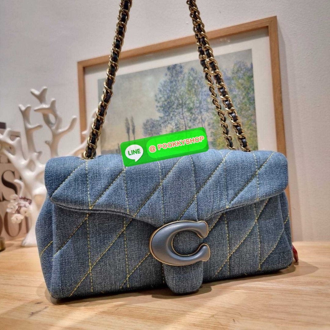 COACH CR704 TABBY SHOULDER BAG 26 WITH QUILTING 🔆 Details ไอเท็มใหม่ ตัวแม่แบบฉ่ำ สวยทำถึง! ต้อนรับซัมเมอร์ให้โดดเด่นกว่าใคร กับกระเป๋าสะพายไหล่ดีไซน์หรูหรา มีดีเทลสวยงามด้วยการเดินด้ายลวดลายตัดกับกระเป๋า เปิด-ปิดด้วยอะไหล่แบบกระดุม ภายในมีช่องเยอ