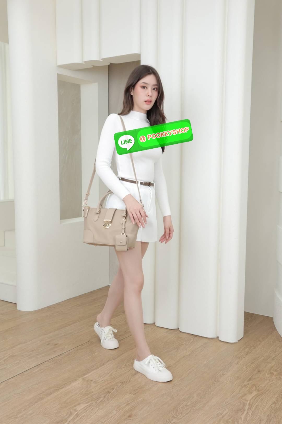 คอลเลคชั่นใหม่ รุ่นขายดี KEEP ‘ Phony bag ‘ อีกรุ่นที่ ถูกถามเข้ามาเยอะที่สุด เป็นกระเป๋า size กลางๆที่ ดีไซน์ให้ออกมาเรียบ หรู หยิบมาใช้งานได้ในทุกๆ วัน