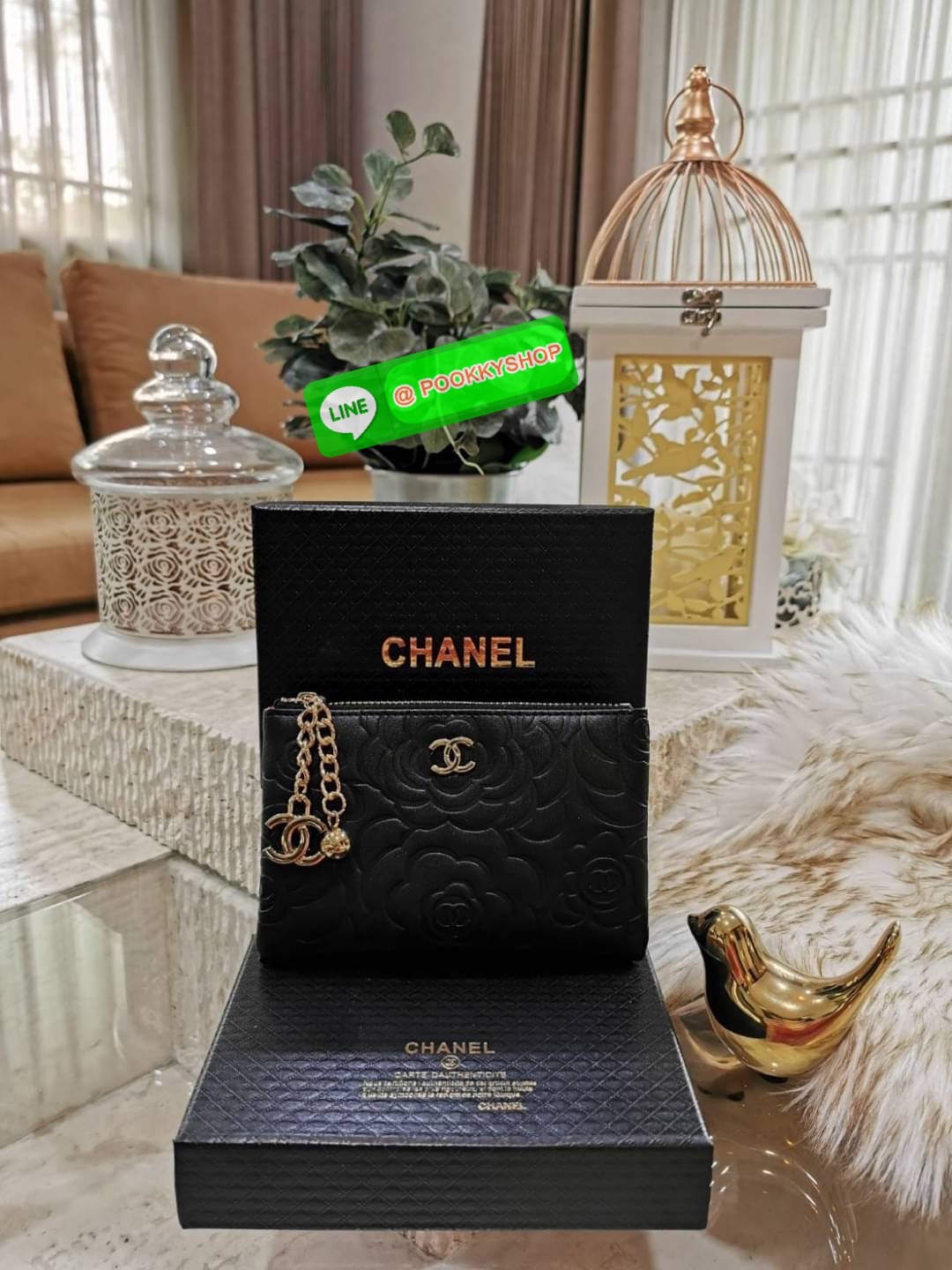 Don't Miss! New Arrival! Chanel Clutch Bag VIP Gift With Purchase (GWP) จาก Chanel Cosmetic Counter วัสดุหนังเรียบลายดอก Camellia สวยหรูเปิดปิดด้วยซิปสะดวกใช้ ด้านหน้าประดับโลโก้แบรนด์อะไหล่ทอง ภายในมีโลโก้ เเถบ Not for sale มีช่องใส่บัตรหลายช่องสามา