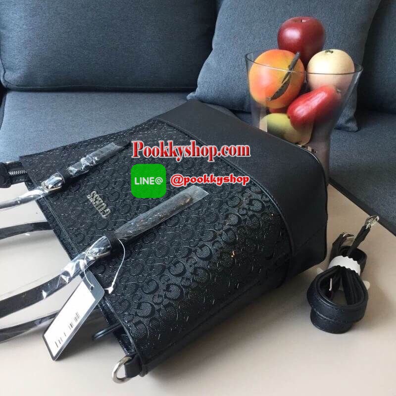 GUESS DELANEY TOTE BAG กระเป๋าทรง shopping วัสดุหนังแก้วเงาสวย น้ำหนักเบา ด้านหน้าประดับด้วยโลโก้แบรนด์สุดหรู เปิดปิดกระเป๋าด้วยซิปสะดวกใช้ ด้านในโล่งกว้าง มีช่องซิปและช่องเล็กสำหรับใส่ของ ซับในลายแบรนด์ รุ่นนี้มาพร้อมสายสะพายยาวปรับได้ ถอดได้ จะใช้แบบสะพ