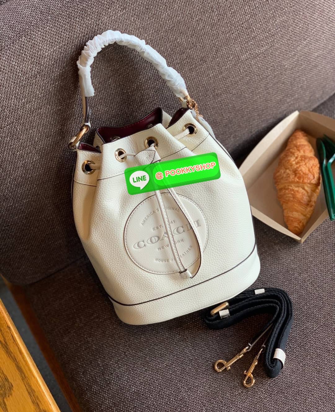 New arrival! 🌈น้องใหม่ล่าสุด สวยหรู ดูดีมากๆค่ะ! COACH DEMPSEY DRAWSTRING BUCKET BAG ((C4100//C4102)) พร้อมส่งที่ไทยค่ะ! กระเป๋าทรงขนมจีบ หนังแท้นิ่มสวยมากๆค่ะ จุดเด่นด้านหน้าปั้มโลโก้แบรนด์ ปากกระเป๋าแบบหูรูดใช้งานง่าย ภายในสามารถใส่ของจำเป็นในชี