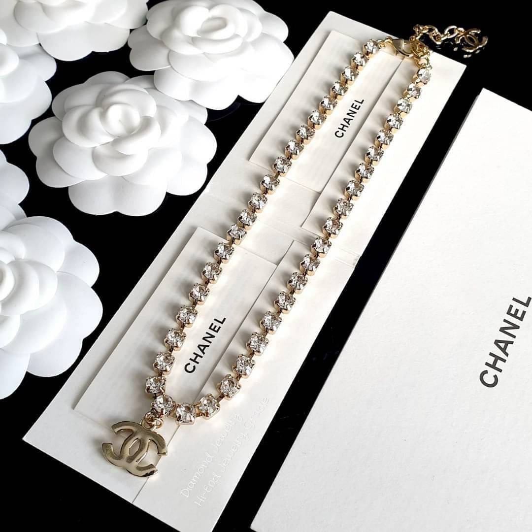 Super Hi-End Quality !!!! ((งาน 1:1 เหมือนในช็อปมากที่สุดในท้องตลาด)) Chanel Necklace สร้อยคอชาแนลงาน 1:1 เหมือนของแท้เป๊ะๆค่ะ ชนช็อป คอลล่าสุด รับรองงานสวยมากกกกก ดูหรู ดูผู้ดีสุดๆ งานดีคุณภาพดีมากๆมากๆคะรับประกันความพอใจเลยค่ะ ตัวเรือนสีทอง ไฮโซมากค่ะ ค