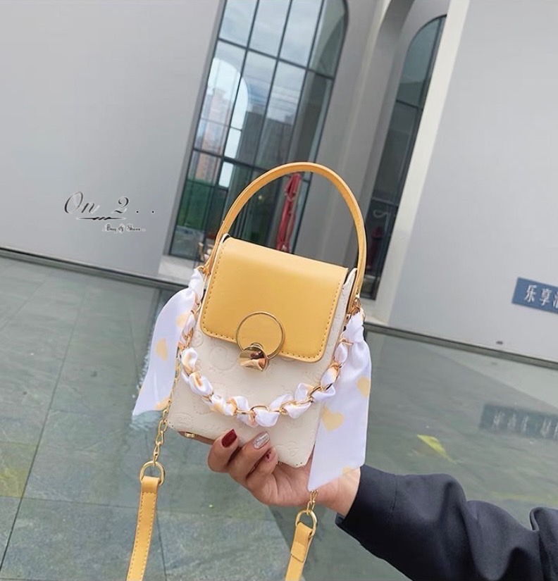 กระเป๋าสะพายข้างทรงกล่อง ไซส์มินิสะพายง่ายแมทเข้ากับทุกลุค สายสะพายยาวครอสบอดี้ได้ค่ะ ใส่โทรศัพท์ใส่ของจุกจิก