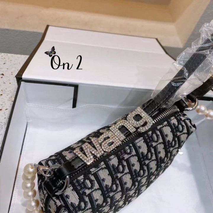 Christian Dior x Alexander Wang กระเป๋าสะพายdior ผ้าทอลาย Dior ซิปบน ที่รวมตัวกับ wang เพิ่มความหรูหรามากขึ้น มาพร้อมสายมุกยาวสะพายครอสบอดี้ถอดออกได้ค่ะ งานสวยอะไหลาปั๊มทุกจุด