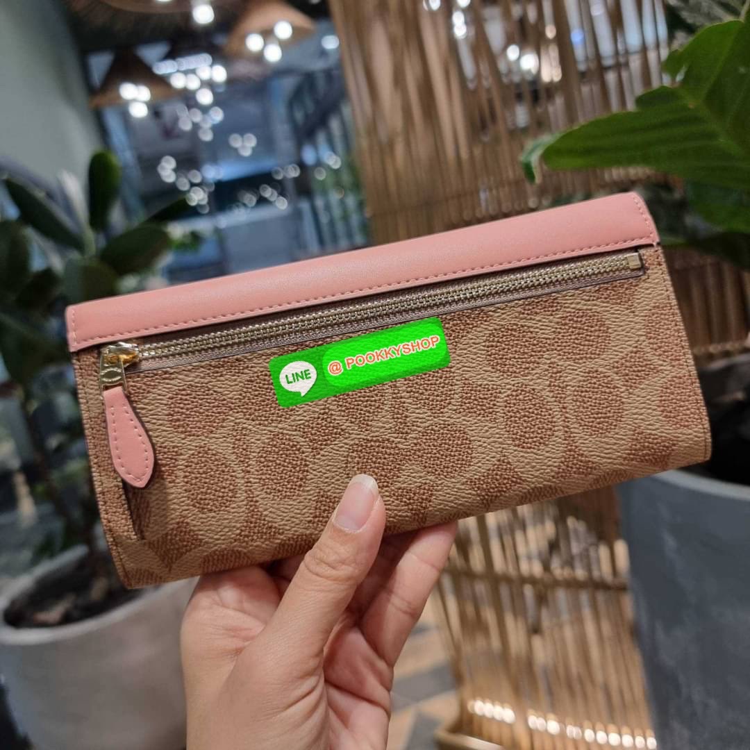 COACH 31547 SOFT WALLET IN COLORBLOCK SIGNATURE CANVAS คัมแบคแล้วน้า กับไอเท็มหายาก กระเป๋าสตางค์ใบยาวแบบพับ ขนาดกำลังสวย ดีไซน์คลาสสิคเอกลักษณ์ วัสดุหนังแคนวาสเคลือบลาย เปิด-ปิดด้วยกระดุม ภายในใส่บัตรได้เยอะ ใส่ธนบัตรได้สบายๆ ใบจริงสวยปังทุกสี ใครมองหากร