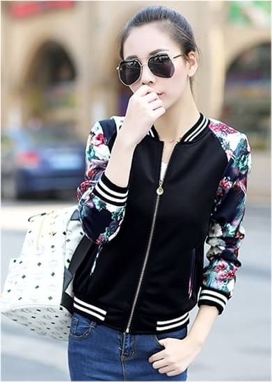 เสื้อผ้าแฟชั่นนำเข้า : เสื้อคลุม พร้อมส่ง เสื้อคุลมแฟชั่น พื้นสีดำ ผ้าคอนตอน ลื่นๆใส่สบาย แต่งแขนด้วยลายดอกไม้สีสัน แบบซิบรูด แต่งจั๊มปลายแขน และ ชายเสื้อสีดำเก๋ ไม่มีซับใน มีกระเป๋าสองข้างใช้งานได้ เนื้อผ้ายืดหยุ่นได้นิดหน่อยค่ะ