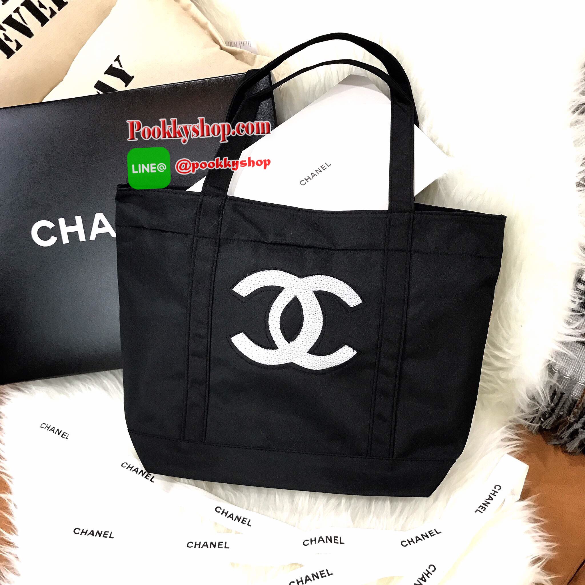 Must Have! Chanel Beaute Black Sequin Shopping Bag กระเป๋าสะพาย ShoppingBag พรีเมี่ยมกิ้ฟ Limited Edition ของแท้นำเข้าจากเคาน์เตอร์ Chanel Beaute ใบใหญ่ประดับคริสตัลสีดำโลโก้ CC สุดคลาสสิค ซับใน Polyester 100% เปิดปิดด้วยกระดุมแม่เหล็ก น้ำหนักเบา จุสุดๆ ใ