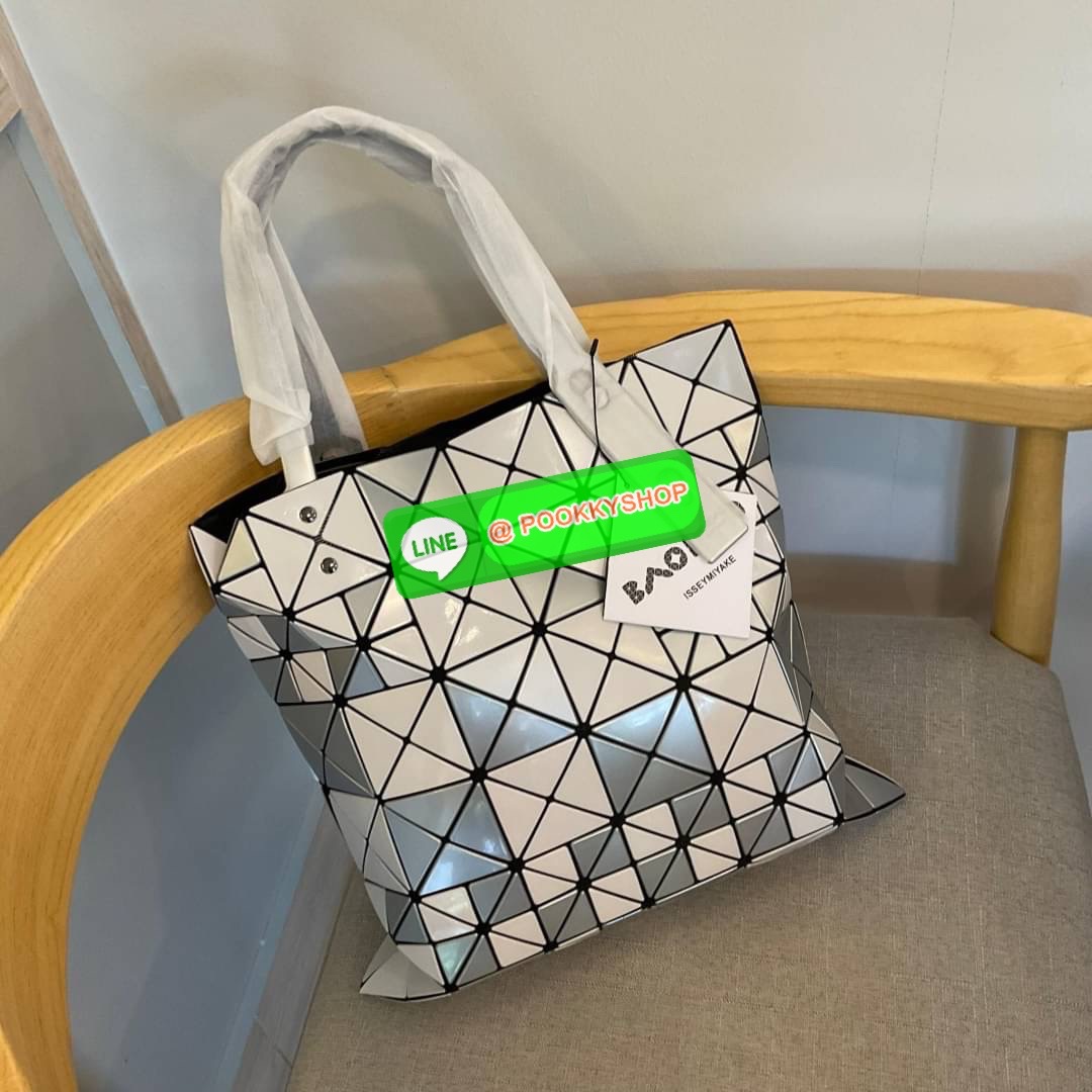 BAO BAO ISSEY MIYAKE ICHIMATSU TOTE BAG กระเป๋าโท้ทลาย ICHIMATSU (ลายตาหมากรุก) และลายธงตาหมากรุก ความแตกต่างระหว่างแสงและความมืดเชื่อมโยงกับการเคลื่อนไหวของชิ้นงาน ทำให้เกิดผลกระทบเมื่อรูปทรงของกระเป๋าเปลี่ยนไป การผสมผสานที่ลงตัวของชิ้นใหญ่และชิ้นเล็กช่ว