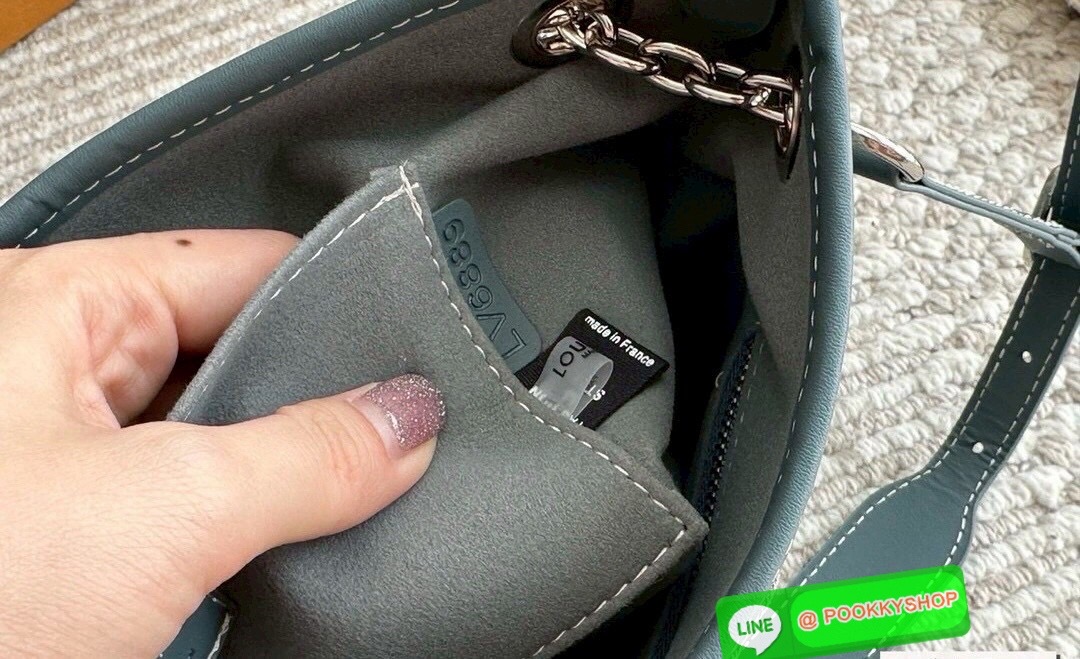 🕊️ พร้อมส่ง | LV CarryAll BB Monogram Denim Bag กระเป๋าสะพายสุดไอคอนิกผสานสไตล์ล้ำสมัยเปี่ยมฟังก์ชัน ไซส์ใหม่ล่าสุด กะทัดรัดใช้งานได้คล่องตัวมากขึ้น เดนิมซีดสไตล์วินเทจ ปั้มนูนโลโก้ลายโมโนแกรม ส่งท้ายปีแบบสุดหรู มีสายสะพายหนังต่อโซ่เงิน ภายในจุของ