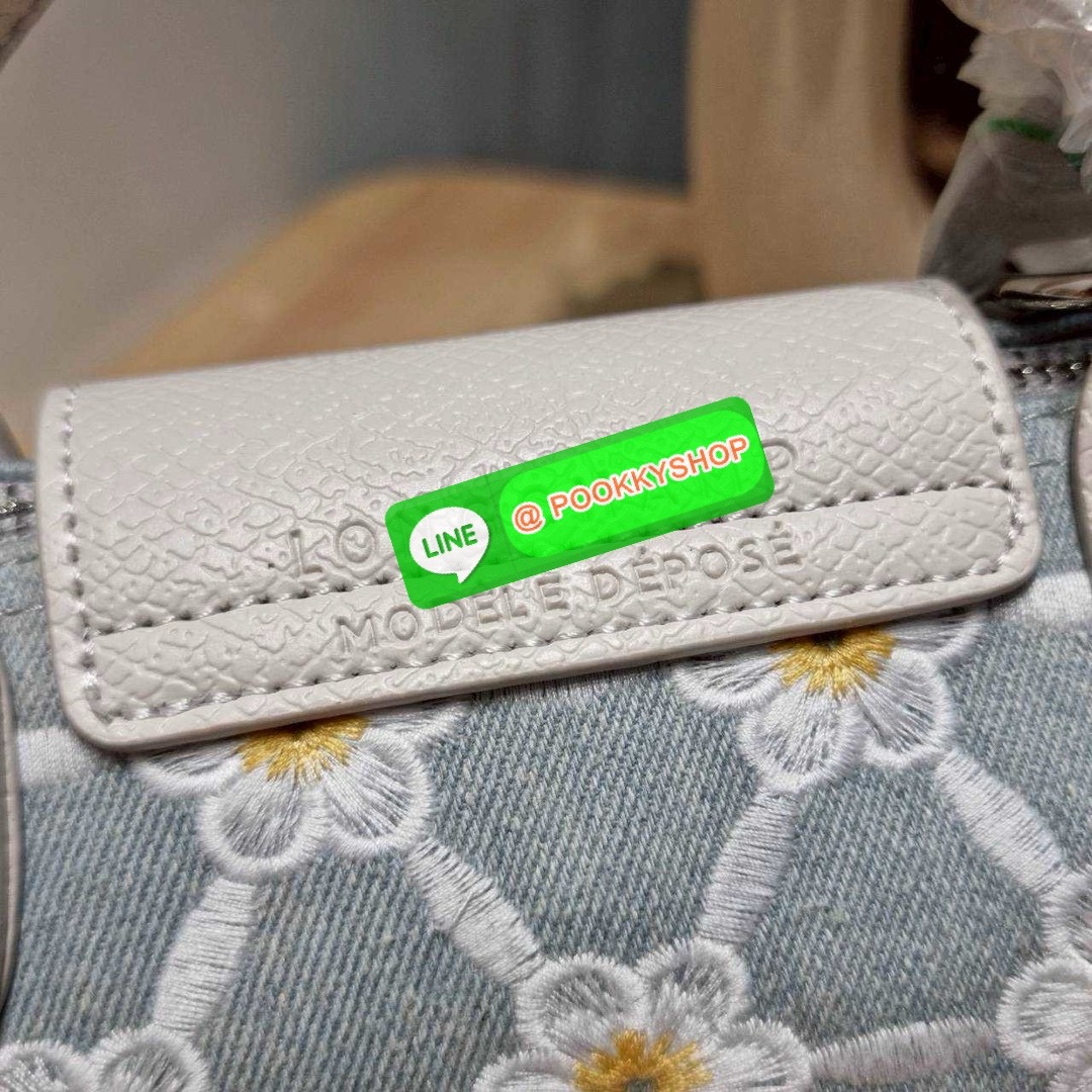 Longchamp le pliage collection XS handbag 🔆 Details น่ารักสดใสรับซัทเมอร์ กับกระเป๋าถือไซส์มินิ ขนาดเล็กพกพาสะดวก โดดเด่นด้วยลวดลายปักบนผ้าโทนสีพาสเทล รูปแบบและสไตล์เป็นเอกลักษณ์ เปิด-ปิดง่ายด้วยซิป มีหูจับถือในตัว และสายสะพายข้างปรับได้ ภายในเป็น