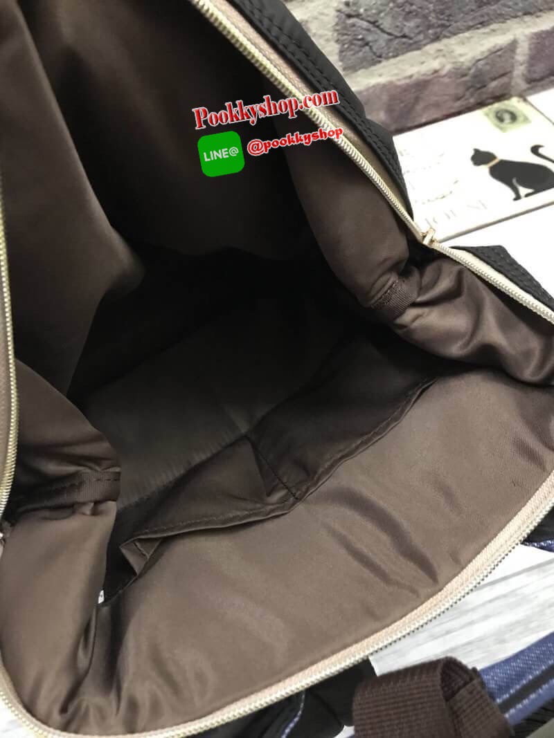 Mis Zapatos Nylon Backpack แบรนด์มาแรงของประเทศญี่ปุ่นที่ขายดีติดอันดับในหมู่วัยรุ่น รุ่นนี้วัสดุเป็น Nylon hi-quality เนื้อนุ่มและหนา ภาพบนตัวกระเป๋าเป็นงานปัก ตัวกระเป๋ากว้างและลึก ด้านหลังและภายในมีช่องแยกเป็นสัดส่วน พร้อมสายสะพายข้าง 1เส้น สามารถเป็นไ