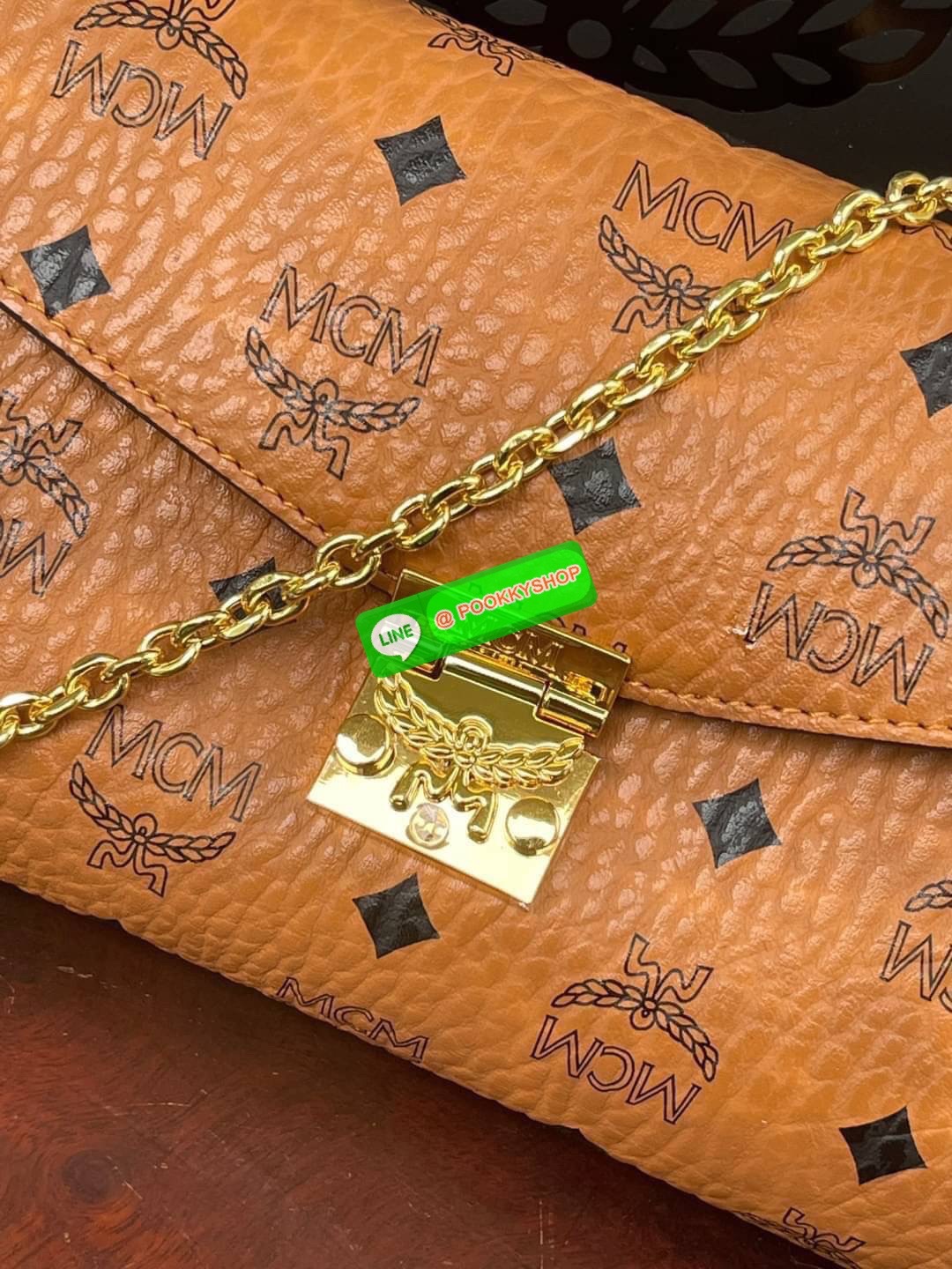 MCM Millie Flap Crossbody In Visetos ในฐานะตำนานที่ยังคงอยู่ กระเป๋าจากคอลเล็กชั่น Millie นี้ มีเรื่องราวของ MCM แทรกซึมอยู่ในทุกองค์ประกอบ กระเป๋าใช้งานแบบCrossbody โดยฝาปิดกระเป๋าตัดเย็บจากผ้าใบเคลือบผิวพิมพ์ลาย Visetos (Visetos Canvas) ถือเป็นไอเทมในฝั