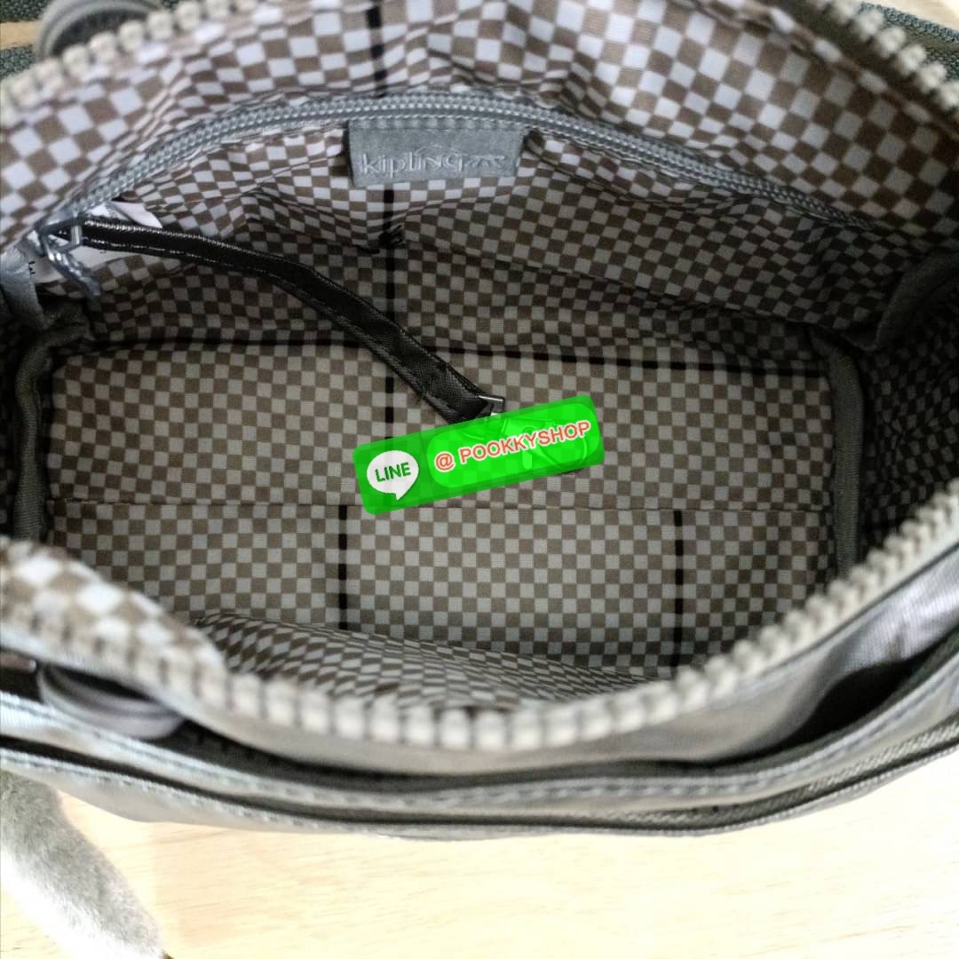 KIPLING Mini Crossbodybag กระเป๋าสะพายข้างขนาดกะทัดรัด ผลิตจากวัสดุ Nylon + ซับใน Polyester100% มีช่องใช้งานแยกย่อยมากถึง 4 ช่อง -ด้านหน้ามีช่องซิป 2 ช่อง -ช่องหลักโล่ง กว้าง จุของใช้ได้เยอะ -ด้านหลังมีช่องซิปอีก 1 ช่อง มาพร้อมพวงกุญเเจลิง สายสะพายยาวสมาร