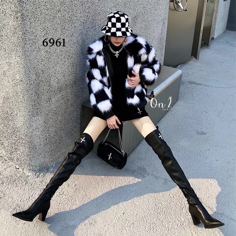 รองเท้าบูทข้อสูง ลุคสนามบิน ซีซั่นนี้คือของที่ต้องมีค่าาหนังนิ่มการตัดเย็บเนียบ ใส่ง่ายการดีไซน์ทรงส้นสูงดูเก๋ งานดีมากกันน้ำ กันฝน ใส่เดินลุยหิมะ ใส่เช็คอินที่เที่ยวสวยๆเริ่ดมาก สาวสายแฟต้องไม่พลาดจ้า