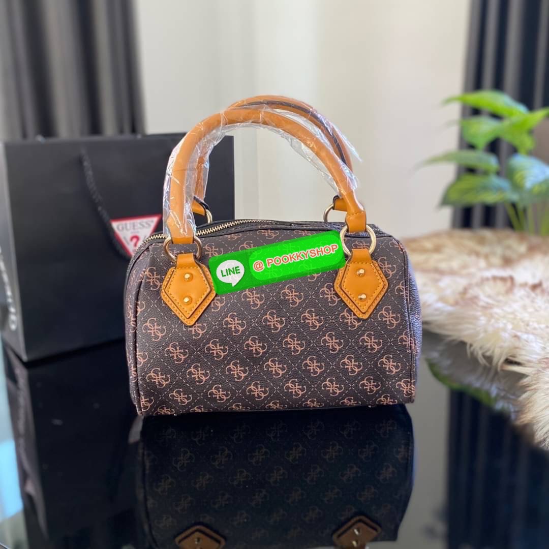GUESS JENSEN BOX SATCHEL กระเป๋าทรงหมอน ประดับพวงกุญแจโลโก้แบรนด์ด้านหน้ากระเป๋า มีหมุดรองฐานตั้งอยู่ทรง มาพร้อมกับสายสะพายยาวปรับระดับได้ ภายในซับในตราแบรนด์อย่างดี รุ่นนี้สวยงามมากค่ะ สินค้าถ่ายจากงานจริง ใครได้ไปรับรองไม่ผิดหวัง❤️
