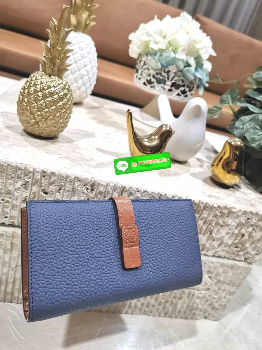 ✴️Don't Miss!✴️NEW! LOEWE LONG WALLET BAG VIP GIFT WITH PURCHASE-GWP กระเป๋าพรีเมี่ยมกิ๊ฟ Limited จาก LOEWE DUTYFREE COUNTER วัสดุหนังแท้เทคเจอร์สวยอยู่ทรงปั้มโลโก้แบรนด์ด้านหน้าเปิดปิดด้วยกระดุม ภายในมีช่องใส่ธนบัตรหลายช่อง ช่องหลักสาม