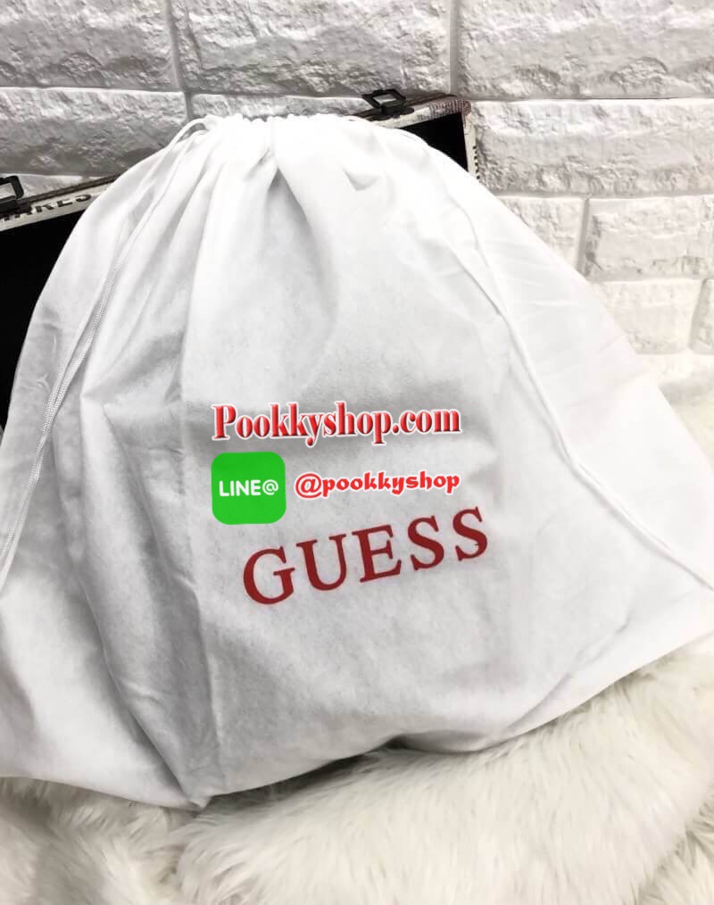 New arrival GUESS WOMEN’S CURRAN BACKPACK ONE SIZE HANDBAG พร้อมส่งค่ะ!!!! กระเป๋าสะพายหลังแบบมีหูหิ้ว Lining+Polyester 100% หนังนิ่ม น้ำหนักเบา รู้สึกได้ตอนสัมผัสนะค่ะ ออกแบบลาย Gทั้งใบ ด้านหน้าติดโลโก้แบรนด์ ปักลายดอกแบบกนกได้สวยงามมากๆค่ะ มีชีองซิปหน้า
