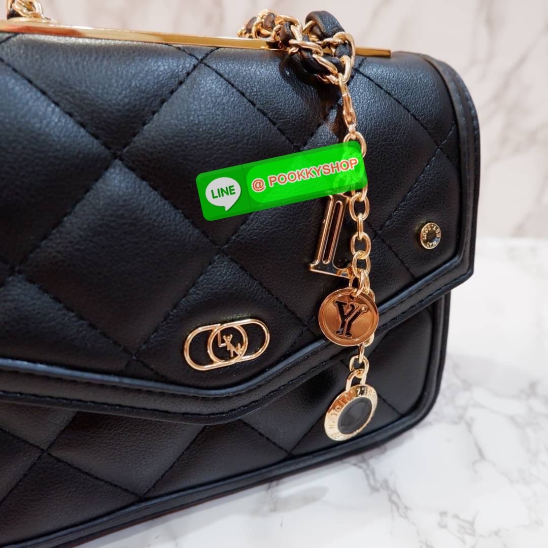 LYN กระเป๋าสะพายข้างรุ่นใหม่ อะไหล่สีทอง หนังนิ่ม ปักลายตาราง ด้านหน้าแต่งด้วยโลโก้แบรนด์ สายกระเป๋าเป็นโซ่สลับหนัง น้ำหนักเบา ด้านในสามารถใส่กระเป๋าตัง โทรศัพท์มือถือ เพาเวอร์แบงค์ มีช่องใส่ของขนาดเล็ก