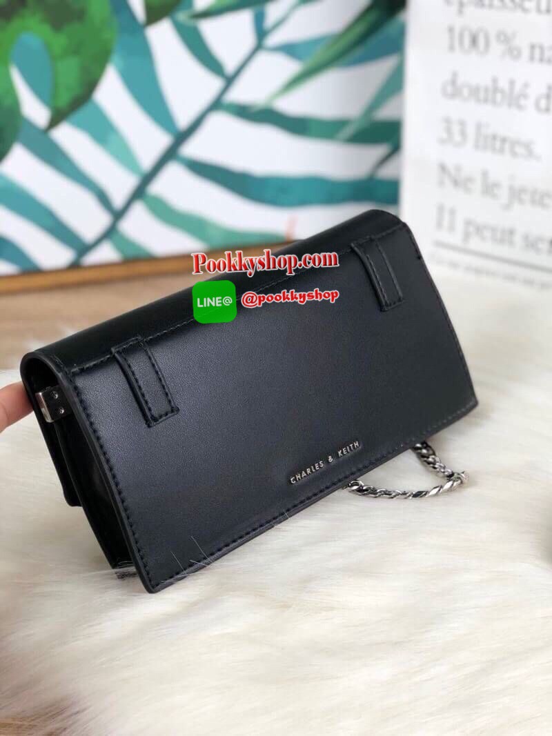 New! Arriva!! CHARLES & KEITH GEOMETRIC CHAIN LINK BELT BAGรุ่นใหม่ชนช็อป! กระเป๋าคลัทช์ใบยาว เล่นดีเทลที่ด้านหน้า เปิดปิดด้วยกระดุมแม่เหล็ก ด้านในมีช่องใส่บัตร 8 ใบ ช่องซิป 1 ช่อง สามารถใส่ iPhone plus ได้สบายค่า รุ่นนี้คล้องสายหนังสะพายแบบครอสบอดี้ได้ /