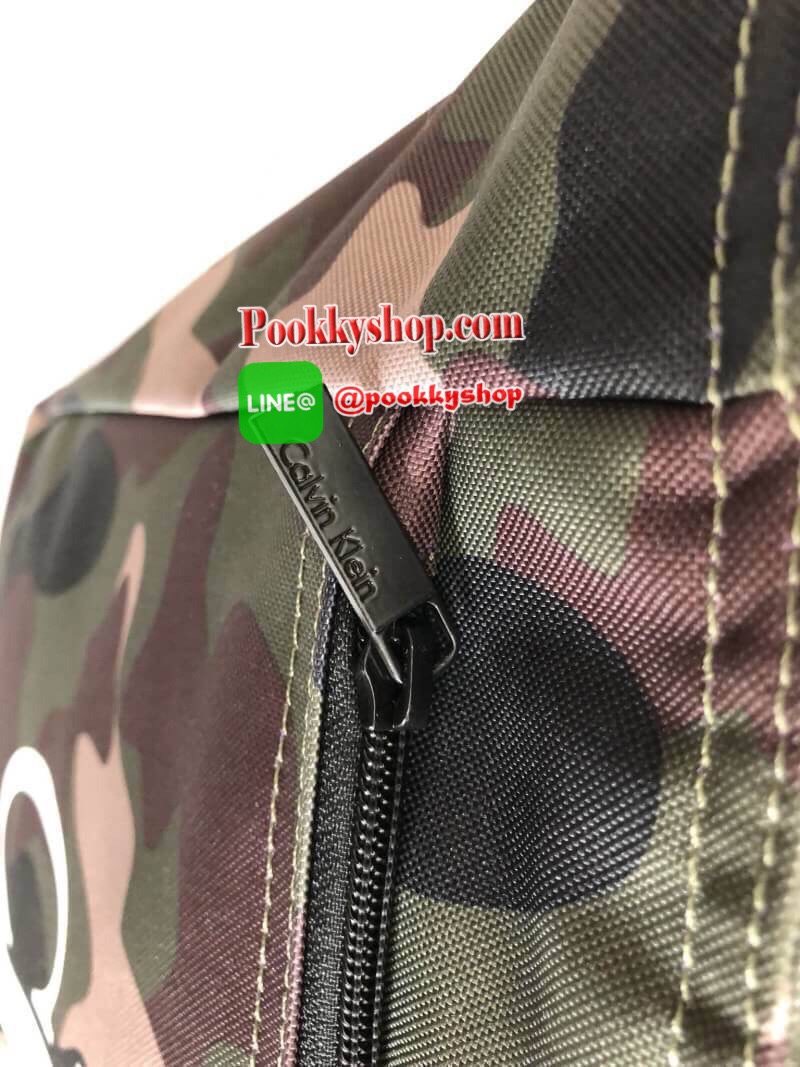 New !!! Calvin Klein Mediem Tote Bag พร้อมส่ง สินค้ารุ่นหายากค่ะ!!! กระเป๋าถือทรง tote วัสดุผ้าอย่างดี ด้านหน้าสกรีนโลโก้แบรนด์อย่างดีนะค่ะ!!! มีช่องซิปยาว ช่องกว้างใส่ของจุค่ะ. เปิดปิดกระะป๋าแบบซิป หัวซิปปั้มแบรนด์ค่ะ ภายในกระเป๋าโล่งกว้างมากค่ะ มีช่องซิ