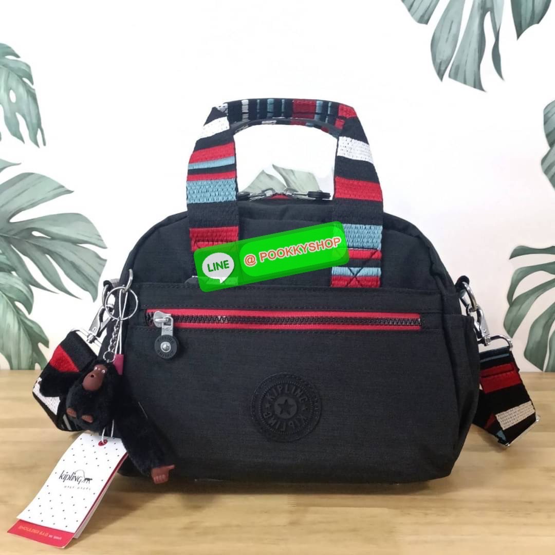 Kipling Dome K1006 Handbag กระเป๋าถือหรือสะพาย วัสดุ Polyester 100% รุ่นใหม่ มีให้เลือกทั้งแบบเรียบ และ ลายน่ารัก มีช่องแยกด้านหน้า 2 ช่อง ช่องหลักโล่งกว้าง พร้อมช่อง pocket แยก 2 ช่อง ใช้งานได้ครบครัน สามารถสตางค์ใบยาวได้ ขนาดกำลังดี จะใช้ทำงาน ไปเรียน ห