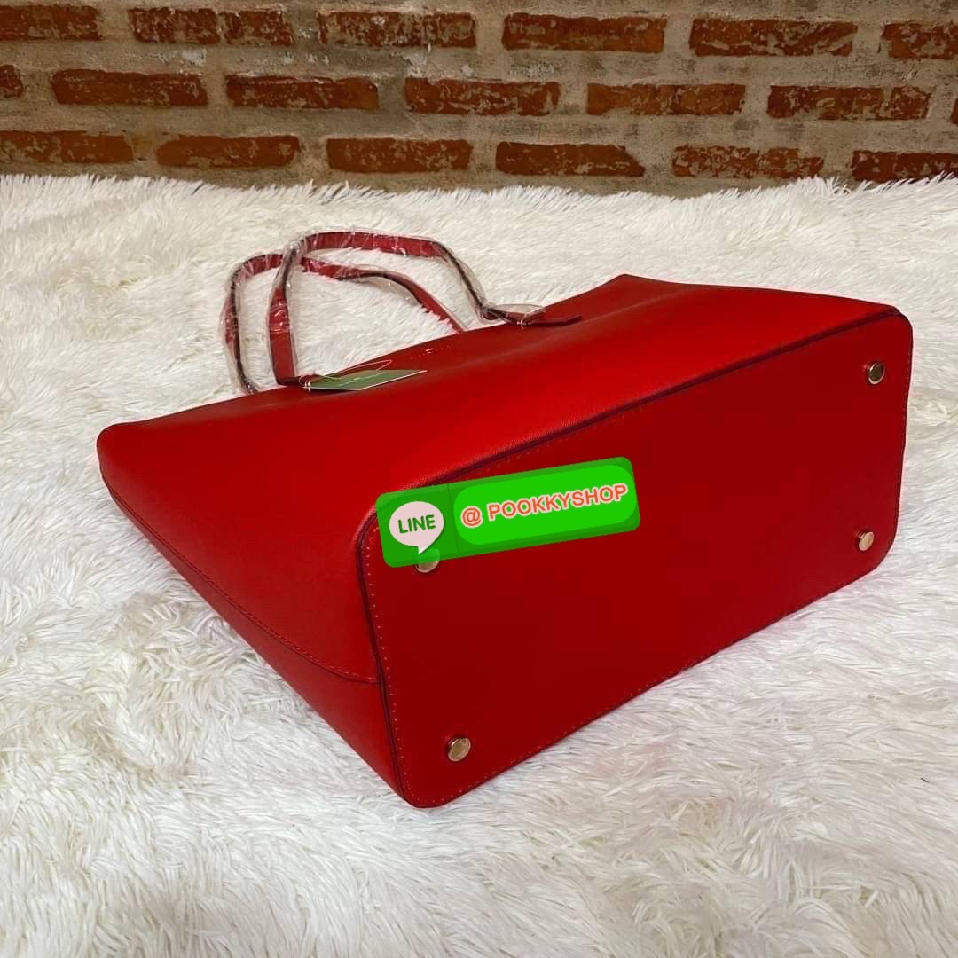 Kate Spade new york shopping large bag กระเป๋าถือ หรือคล้องไหล่ได้ ด้านหน้ามีโลโก้แบรนด์ แบบปั้มสีทอง เปิด-ปิด กระเป๋าด้วยซิป ด้านในโล่งกว้าง จุของได้เยอะ ด้านในมีช่องซิป และ ช่องเล็ก