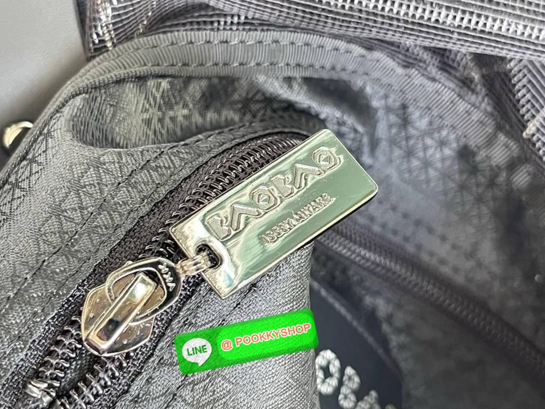 Baobao Issey Miyake Prism Frost ToTe Bag ซีรีส์ที่มีความแวววาวนุ่มนวลและมีลวดลายคล้ายเกรนของผ้าเพื่อสร้างลุคที่มีเท็กซ์เจอร์ กระเป๋าโท้ตที่มีให้เลือกอย่างหลากสี มีกระเป๋าซิปด้านในที่สามารถเก็บของมีค่าได้อย่างปลอดภัย เช่น บัตรโดยสารประจำและกุญแจ กระเป๋าโท้