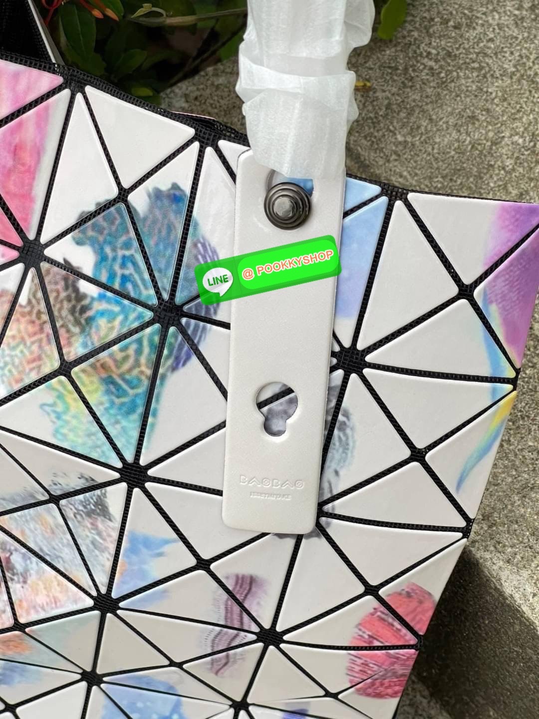 Baobao Issey Miyake Creature Geo Flat Tote Bag คอลเลคชั่นใหม่ล่าสุด ที่ผสมผสานแพทเทิร์นลวดลายใหม่อันน่าสนใจเอาไว้ เป็นซีรีส์ที่ถ่ายทอดถึงความงดงามของรูปทรงที่เคลื่อนไหวอย่างอิสระ ซึ่งถูกรังสรรค์ขึ้นตามห้วงอารมณ์อย่างไม่มีรูปแบบ ตำแหน่งการจัดวางแพทเทิร์นขอ