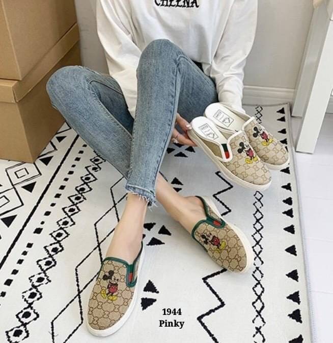 พร้อมส่ง ผ้าใบเปิดส้น งานนำเข้ากุชชี่ Mickey ที่กำลัง hot งานดีมาก พื้น pu เกาะพื้นดีเยี่ยม บิดงอได้ ตัวรองเท้าเป็นสีทองเงาวับ แต่งด้วยพี่ Mickey ของเราดูโดดเด่น น่ารักกว่าใคร แน่นอน