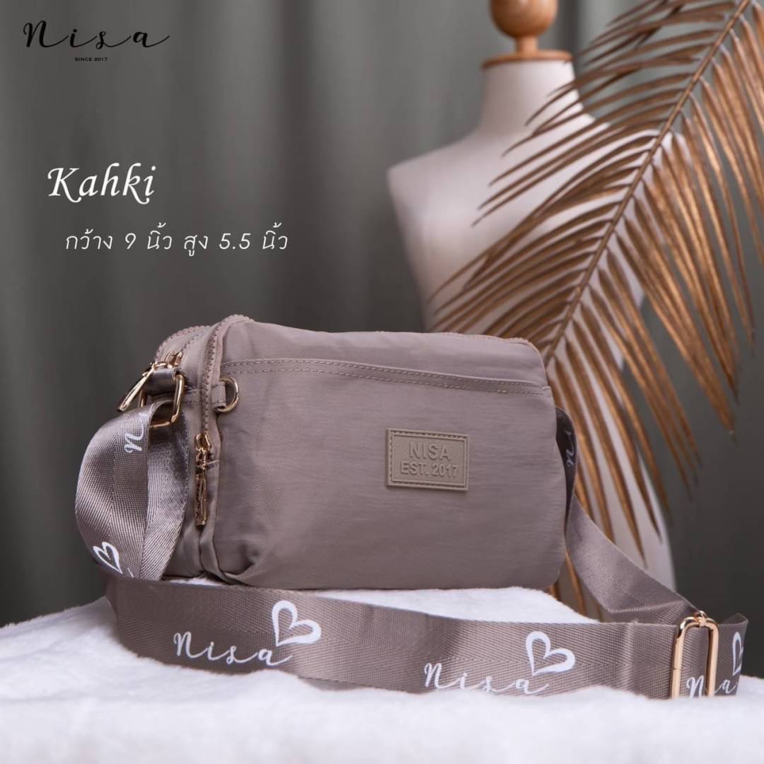NISA BAGS พร้อมส่ง กระเป๋าสะพายข้าง NISA แบรนด์แท้ 100% งานผ้าร่ม สีสันสดใส น่าใช้ทุกสี ด้านหน้ามีป้ายโลโก้ หัวซิปปั๊มแบรนด์สวยทุกจุด เหมาะใช้ได้ทุกวัน ใส่ทำงาน ใส่ไปเรียน ใส่เที่ยว ได้หมด !! ช่องใส่ของเยอะมากค่ะ สายสะพายปรับระดับได้