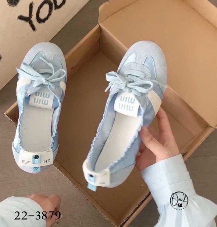 รองเท้าผ้าใบสไตล์ Miu miu แต่งสายคาดสปอต มี ผูกเชือกกรุบกริบ งานจริงน่ารักมากเป็นหนังนิ่มใส่สบายสุดสุด