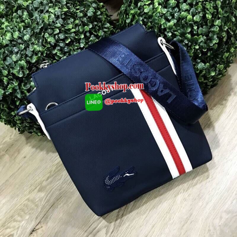 ห้ามพลาด! BEST SELLER! ลาคอส MESSENGER BAG กระเป๋าสะพายรุ่นใหม่ล่าสุดขนาดกำลังดีหนังนิ่มสวยอยู่ทรง ด้านหน้ามี1ช่องซิป พร้อมโลโก้แบรนด์และเเถบคาดดูมีดีเทล เปิดปิดด้วยซิปสะดวกใช้หัวซิปแบรนด์อะไหล่เงินสามารถใส่ ipad mini มือถือ กระเป๋าสตางค์ใบยาว ของจุกจิก