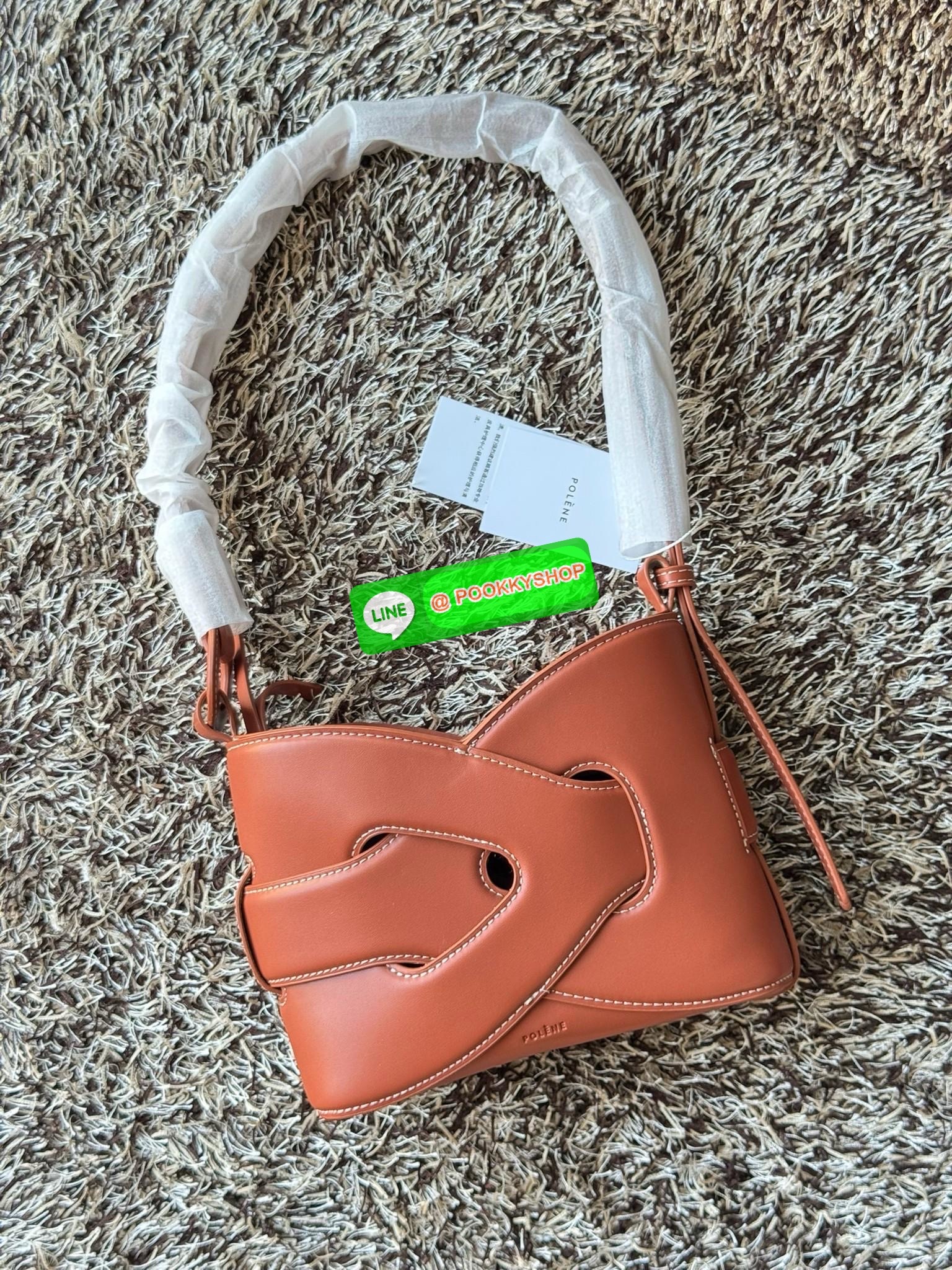 💕 Polene Nodde EDITION SMOOTH ใครที่อยากได้กระเป๋าเรียบๆ แต่ดูมีอะไร ขอแนะนำรุ่น Nodde หิ้วแล้วสวยแบบ Quiet Luxury โลโก้แบรนด์ถูกปั๊มไว้บริเวณด้านล่างของกระเป๋าอย่างประณีตจนแทบสังเกตไม่เห็น ฐานกระเป๋าถูกออกแบบมาให้เนียนเรียบ ปราศจากหมุด ในขณะที่ด้