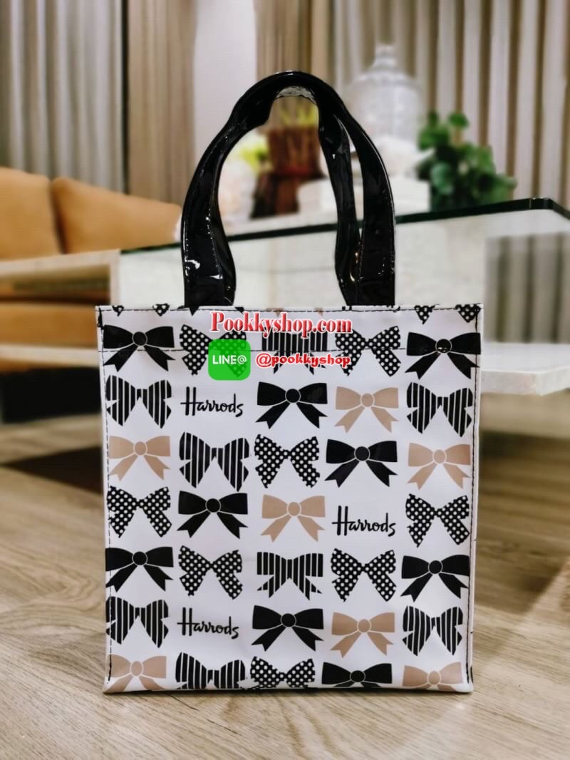 ลายนี้เข้าแล้วนะคะ! พร้อมส่งไอเท็มยอดนิยม! Harrods London Top-handle Shopping Bag กระเป๋า Shopping แบรนด์ดังจากอังกฤษรุ่นยอดนิยมวัสดุ PVC+Polyester 100% ของแท้เนื้อหนาอยู่ทรงกันน้ำ ขนาดกำลังดี น้ำหนักเบา เปิดปิดด้วยซิปสะดวกใช้หัวซิปปั้มโลโก้แบรนด์อะไหล่เง
