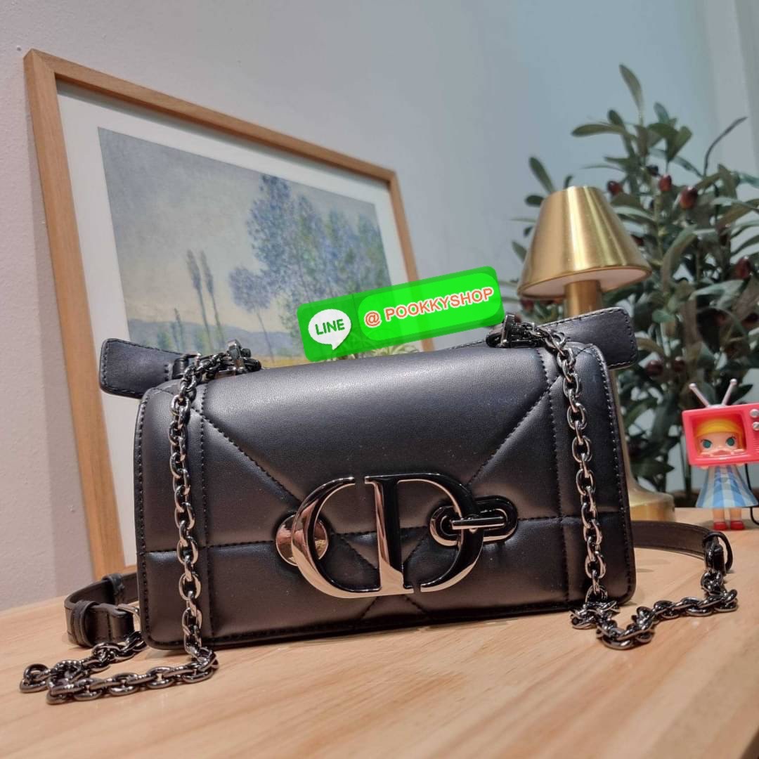 🔅 Model CD 30 MONTAIGNE POUCH WITH SHOULDER STRAP AND HANDLE 🔅 Details ย้อนยุคความหรูหรา อันเป็นเอกลักษณ์ กระเป๋าสะพายสวยอยู่ทรง เพิ่มลูกเล่นให้กับไอเท็มนี้ด้วย มือจับที่ถอดออกได้ และอะไหล่เปิด-ปิดแบบคล้องล็อค สะดวกใช้ ด้านหลังมีช่องใส่บัต