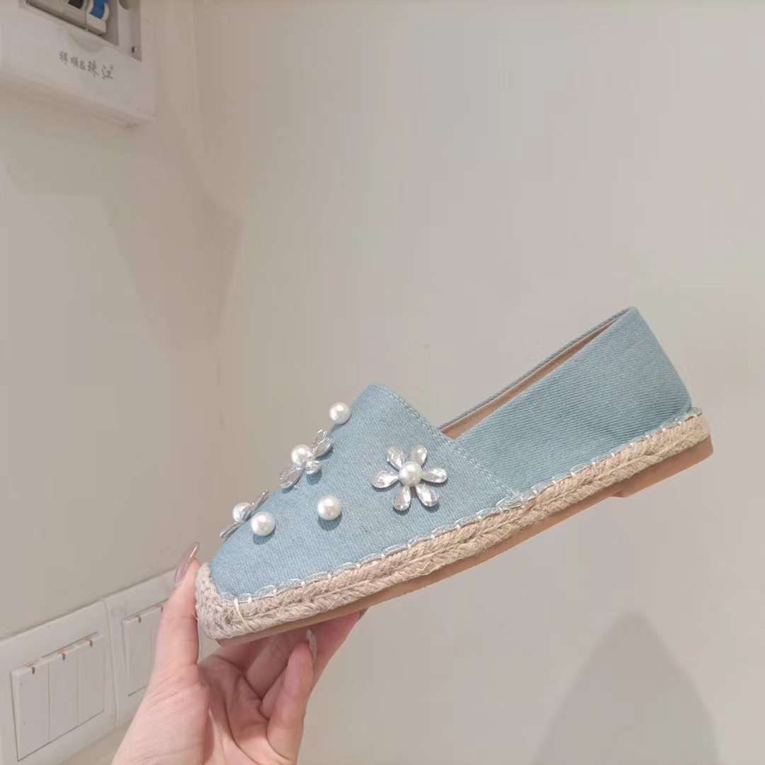 พร้อมส่งคะ Slip on shoe งาน slip on signature ของทางร้าน ผ้ายีนเกร๋ๆ สวยยืน1 🥇มาแล้วจ้าทรงสวยอย่างดี👍 งานเกร๋เรียบหรูดูแพง 👑ตัวนี้ห้ามพลาด🥳ใส่สบายจะแมตช์กับกางเกง👖หรือกระโปรง👗ก็ได้ค่ะ แม่ค้าคอนเฟริม ห้ามพลาด
