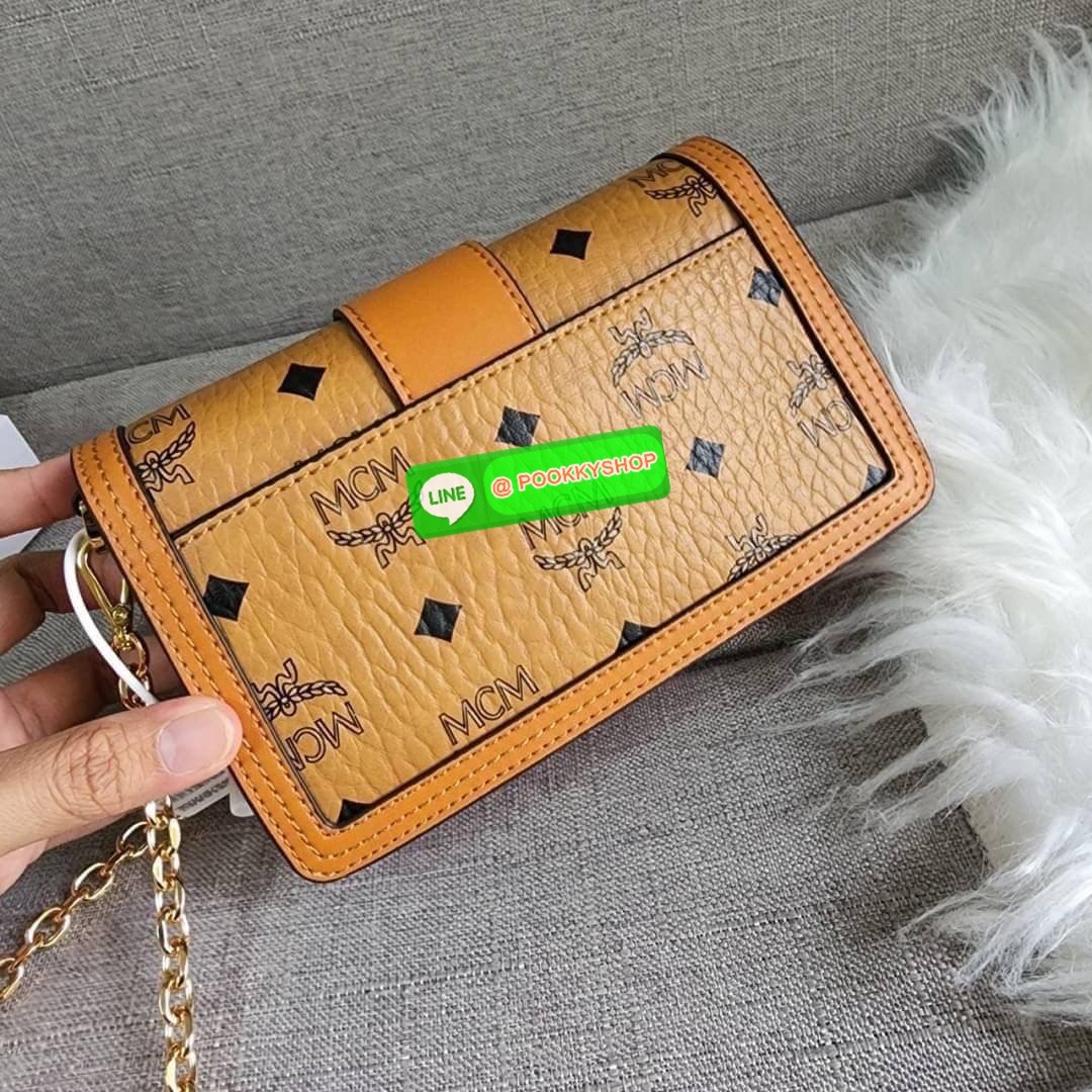 MCM Gretl Cossbody in visetos กระเป๋า Gretl กระทัดรัด ไอเทมใหม่ สุดฮิต ที่สาวๆต้องมีคะ วัสดุหนังแคนวาส ตัดหนังแท้ มาพร้อมสายสะพายโซ่อะไหล่สลับหนัง ข้างช่องโล่งสามารถใส่มือถือ iPhone Pro max ได้เหมาะสำหรับสะพายเที่ยวชิวๆในวันหยุดพักสบายๆ สีน้ำตาลคอนยัคทีแม